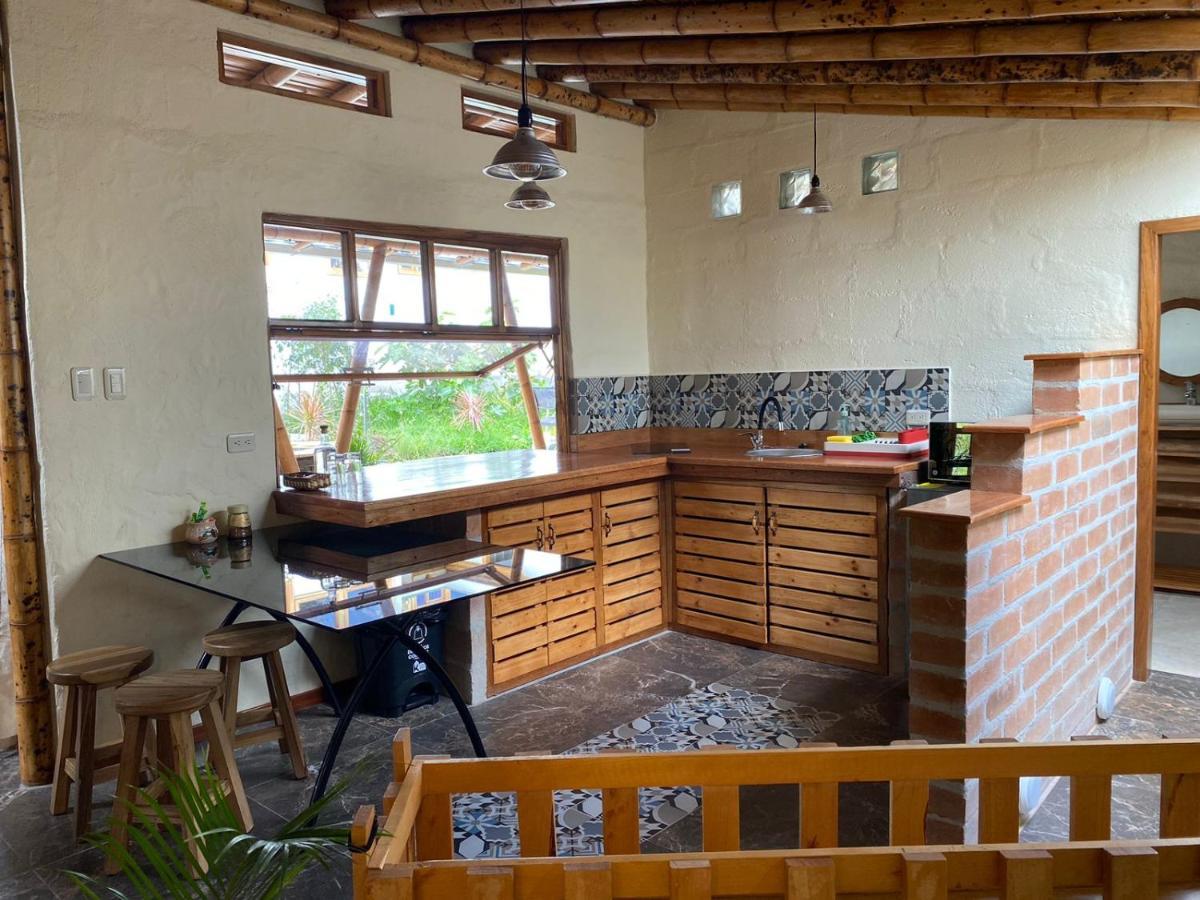 Hosteria Colibri Aeropuerto Tababela Exterior photo