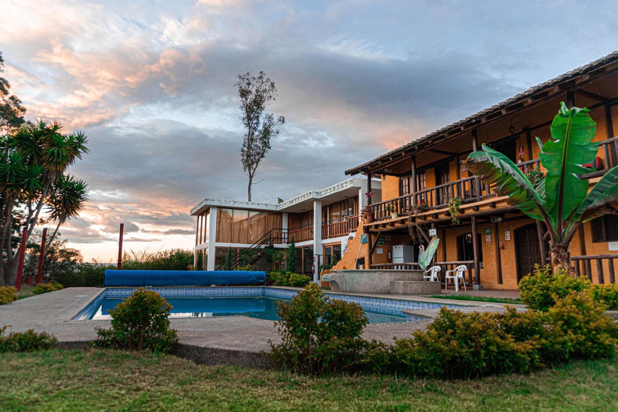 Hosteria Colibri Aeropuerto Tababela Exterior photo